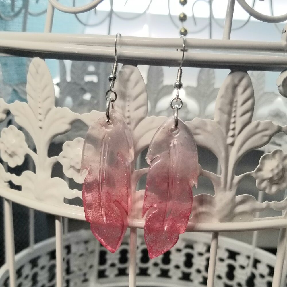Feather earrings with shiny pink and white. 🩷🤍